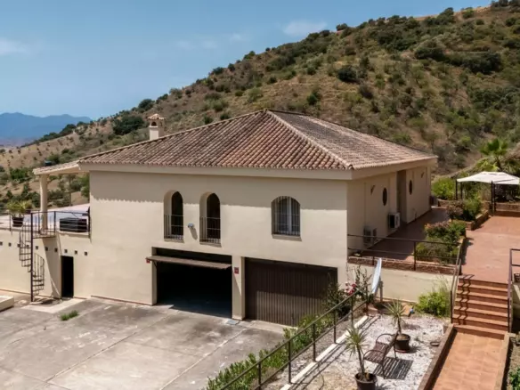 3-bedroom Country House In Cártama, Spain (560 M²)