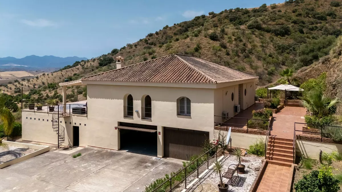 3-bedroom Country House In Cártama, Spain (560 M²)