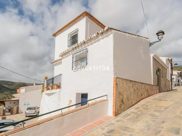 5-bedroom Villa In Macharaviaya, Spain (102 M²)