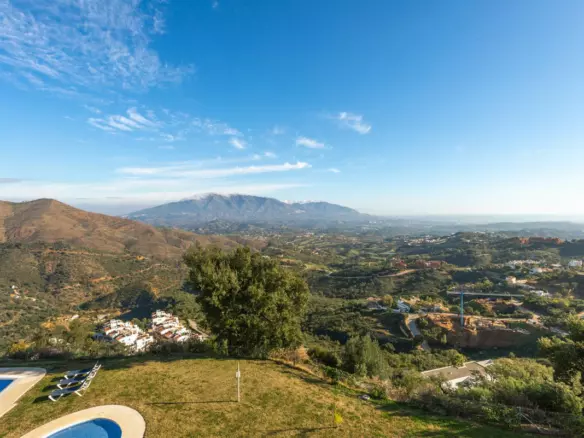 3-bedroom Town House In Marbella, Spain (294 M²)