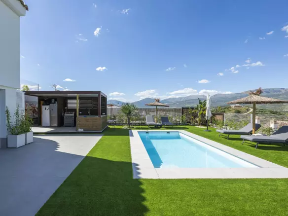 3-bedroom Villa In La Viñuela, Spain (203 M²)