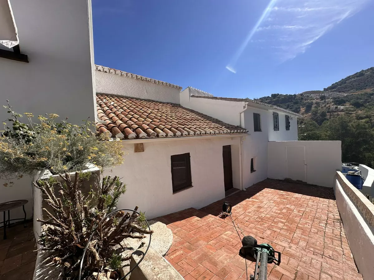 6-bedroom Country House In Comares, Spain (166 M²)