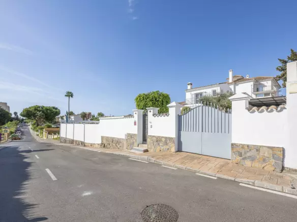 3-bedroom Villa In Estepona, Spain (263 M²)