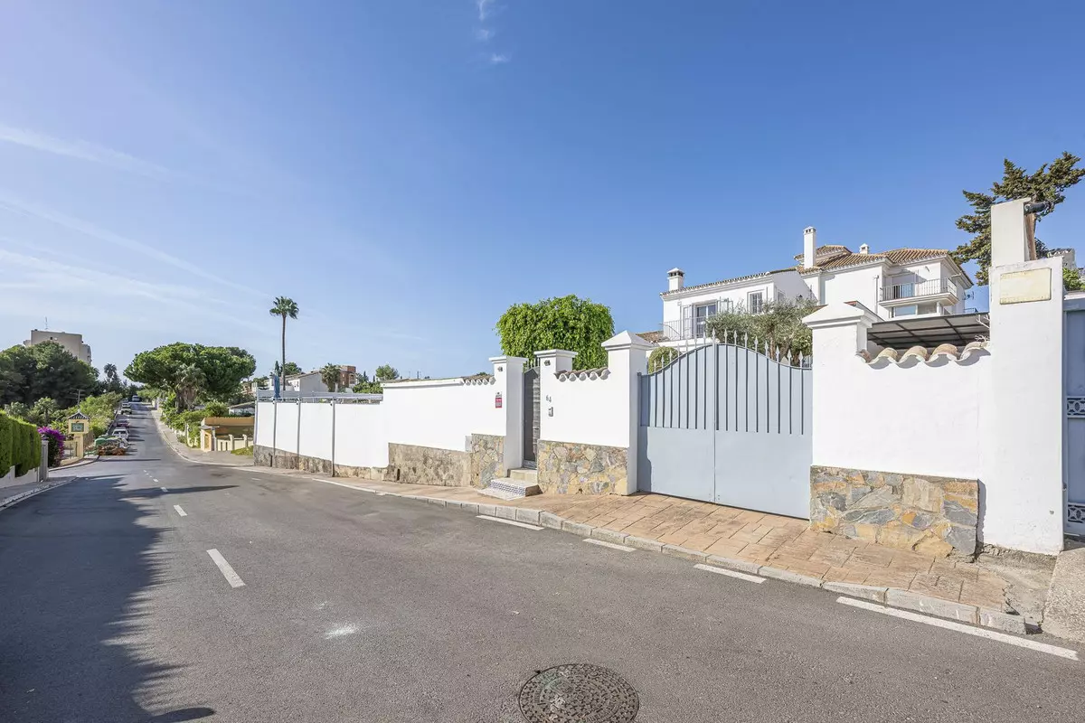 3-bedroom Villa In Estepona, Spain (263 M²)