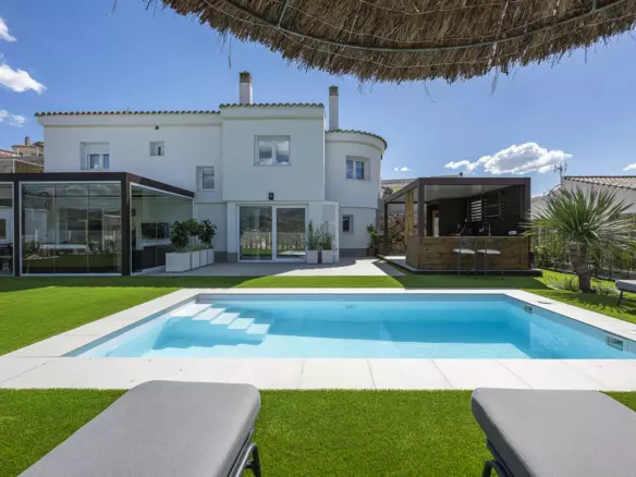 3-bedroom Villa In La Viñuela, Spain (203 M²)