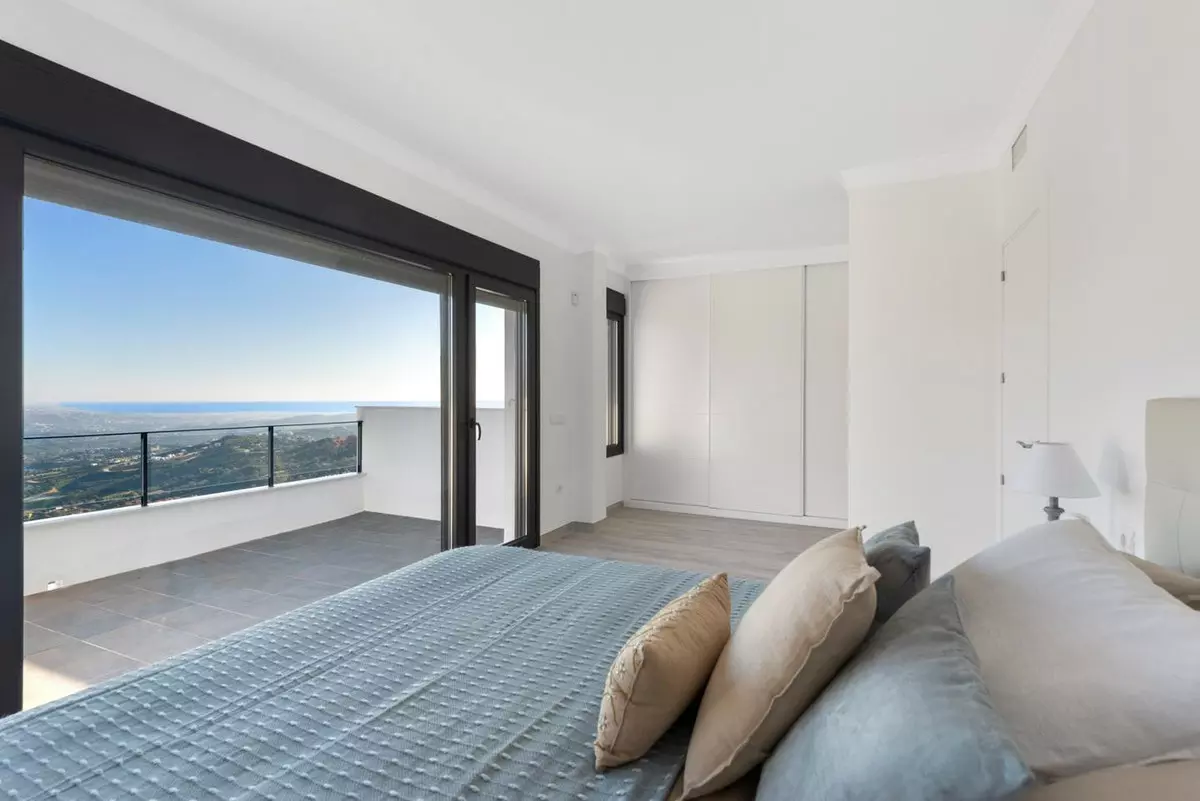 3-bedroom Town House In Marbella, Spain (294 M²)