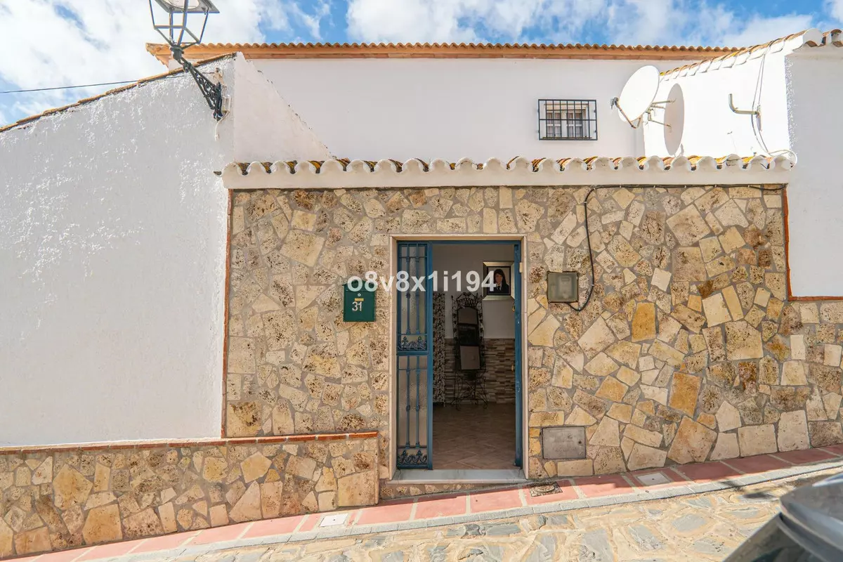 5-bedroom Villa In Macharaviaya, Spain (102 M²)