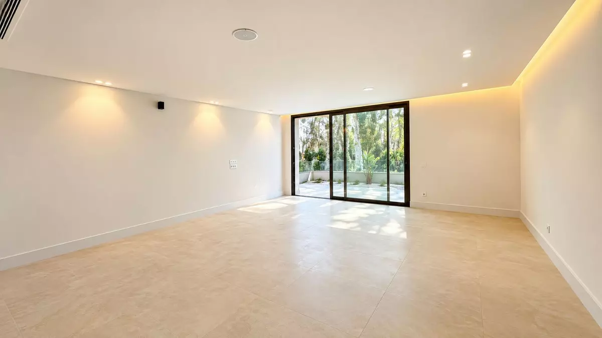 5-bedroom Villa In Marbella, Spain (492 M²)