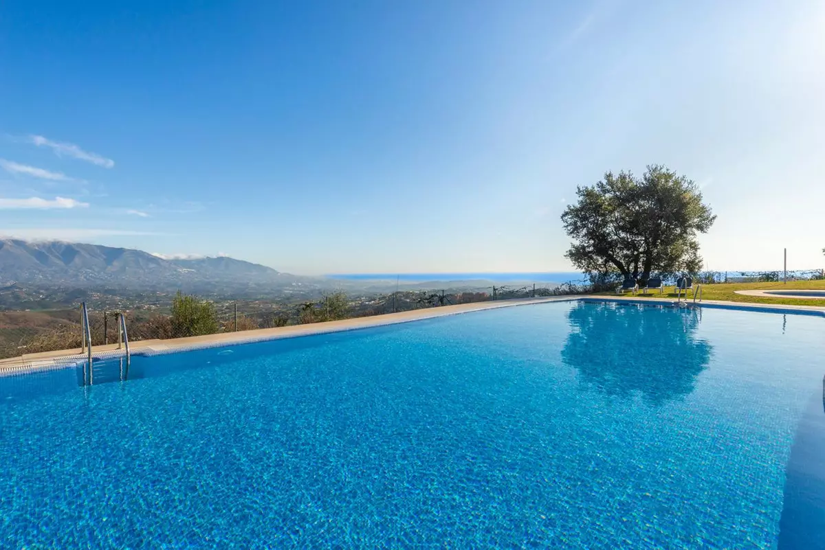 3-bedroom Town House In Marbella, Spain (294 M²)