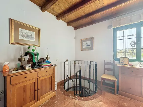 6-bedroom Villa In La Viñuela, Spain (320 M²)