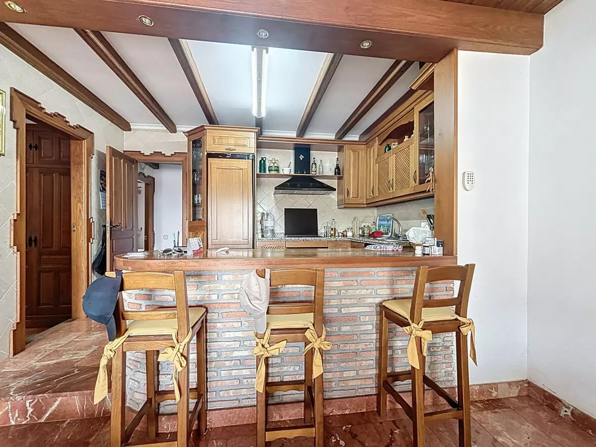 6-bedroom Villa In La Viñuela, Spain (320 M²)
