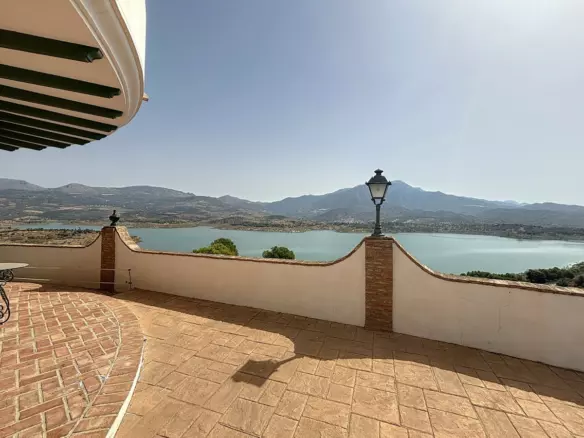 6-bedroom Villa In La Viñuela, Spain (320 M²)