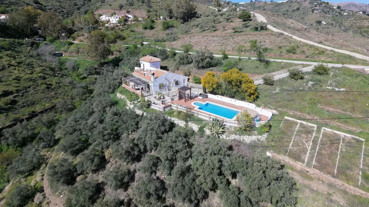 4-bedroom Villa In Cómpeta, Spain (175 M²)