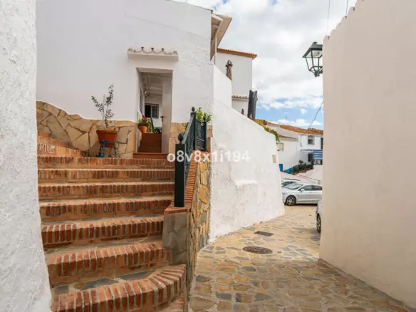 5-bedroom Villa In Macharaviaya, Spain (102 M²)