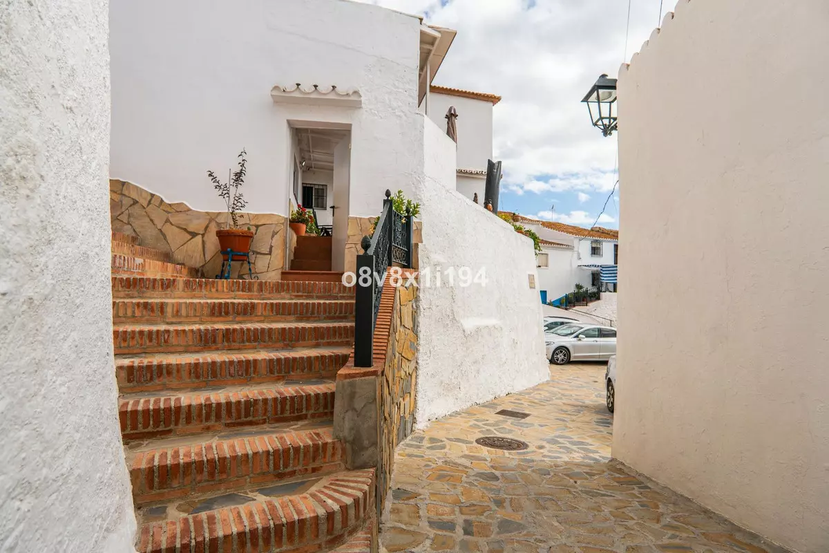 5-bedroom Villa In Macharaviaya, Spain (102 M²)