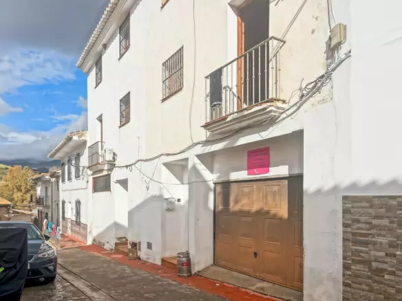 9-bedroom Town House In Riogordo, Spain (381 M²)