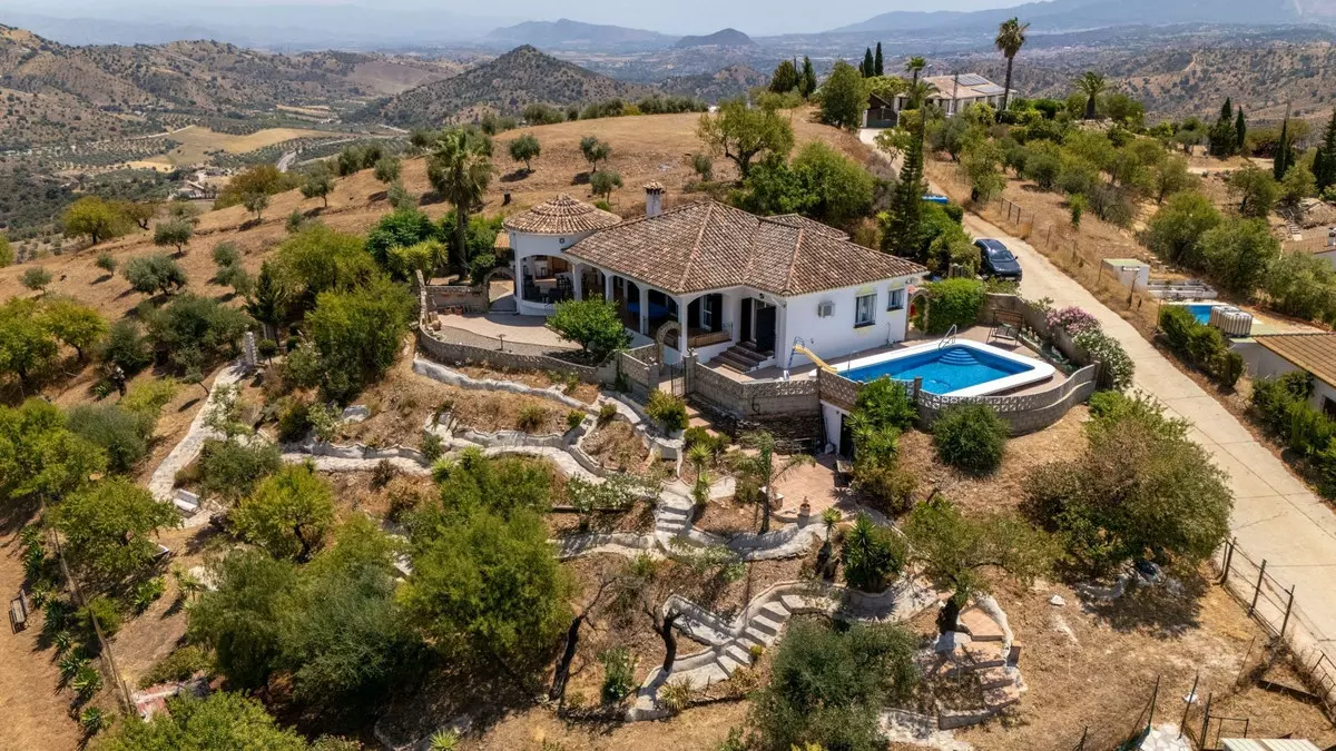 3-bedroom Country House In Guaro, Spain (216 M²)