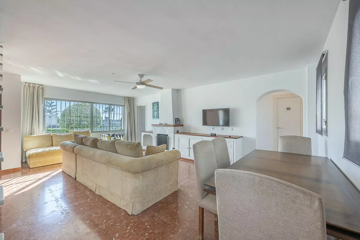 3-bedroom Villa In Estepona, Spain (263 M²)