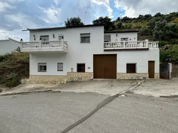 5-bedroom Villa In La Viñuela, Spain (330 M²)