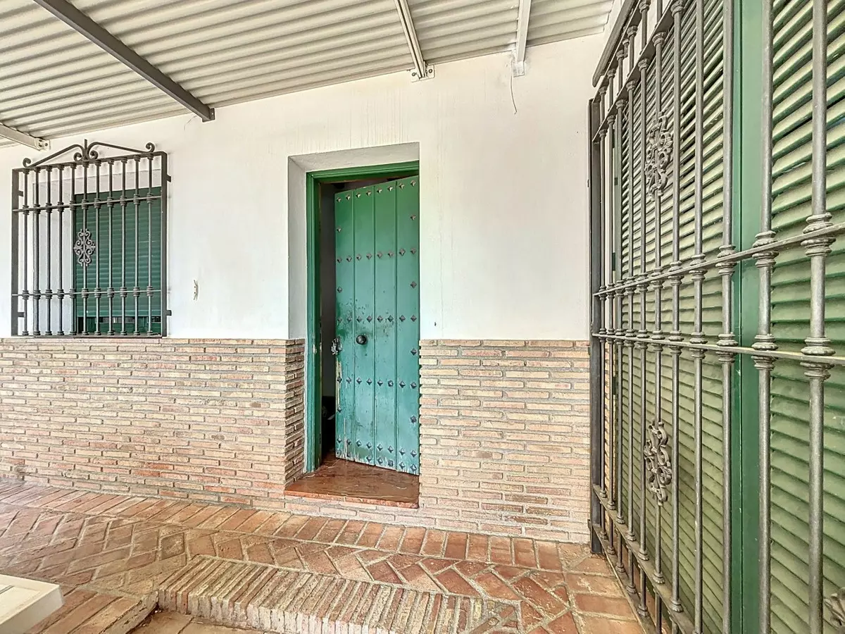 6-bedroom Villa In La Viñuela, Spain (320 M²)