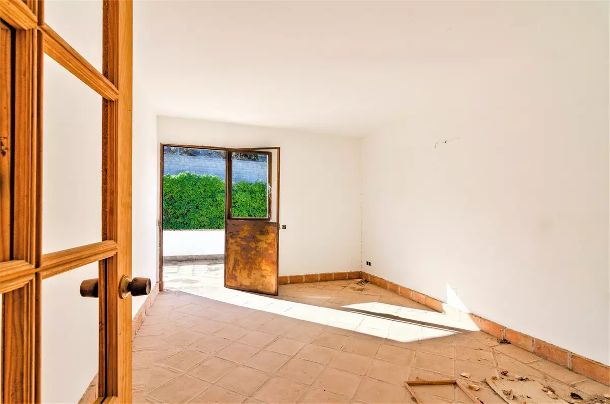 12-bedroom Villa In La Viñuela, Spain (786 M²)