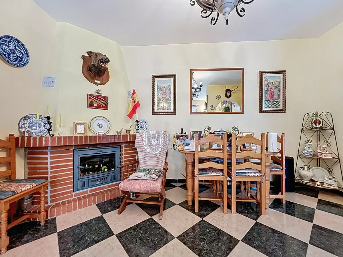 5-bedroom Villa In La Viñuela, Spain (330 M²)