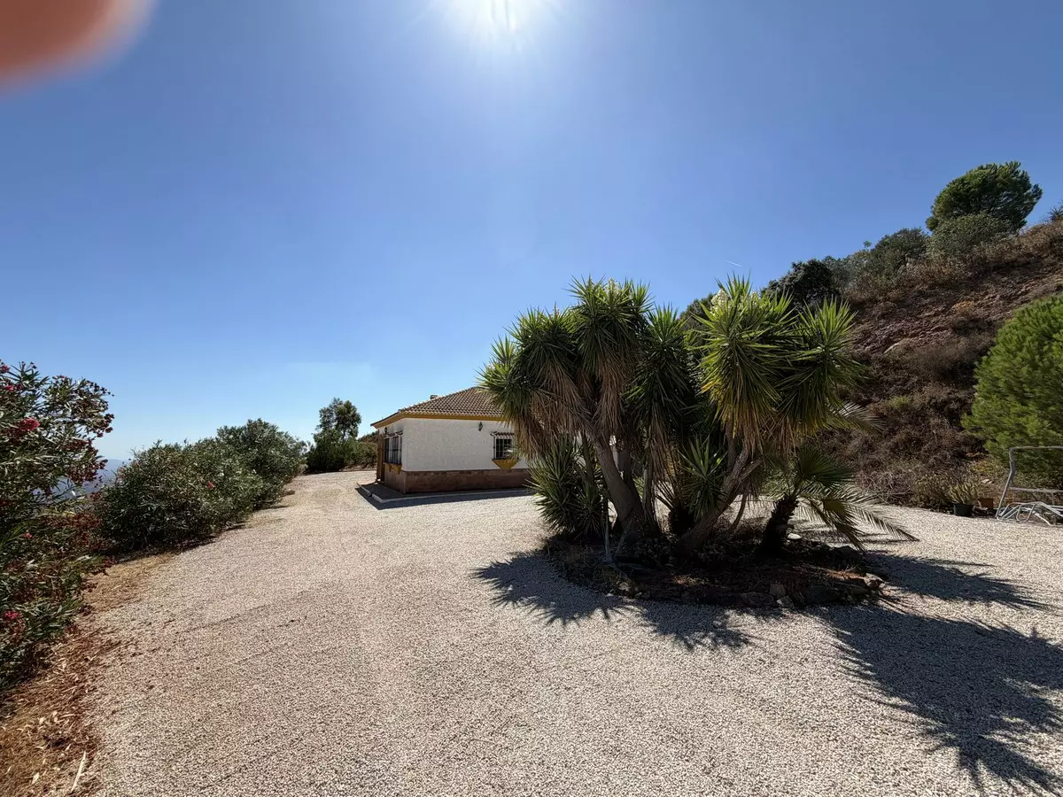 3-bedroom Villa In Colmenar, Spain (161 M²)