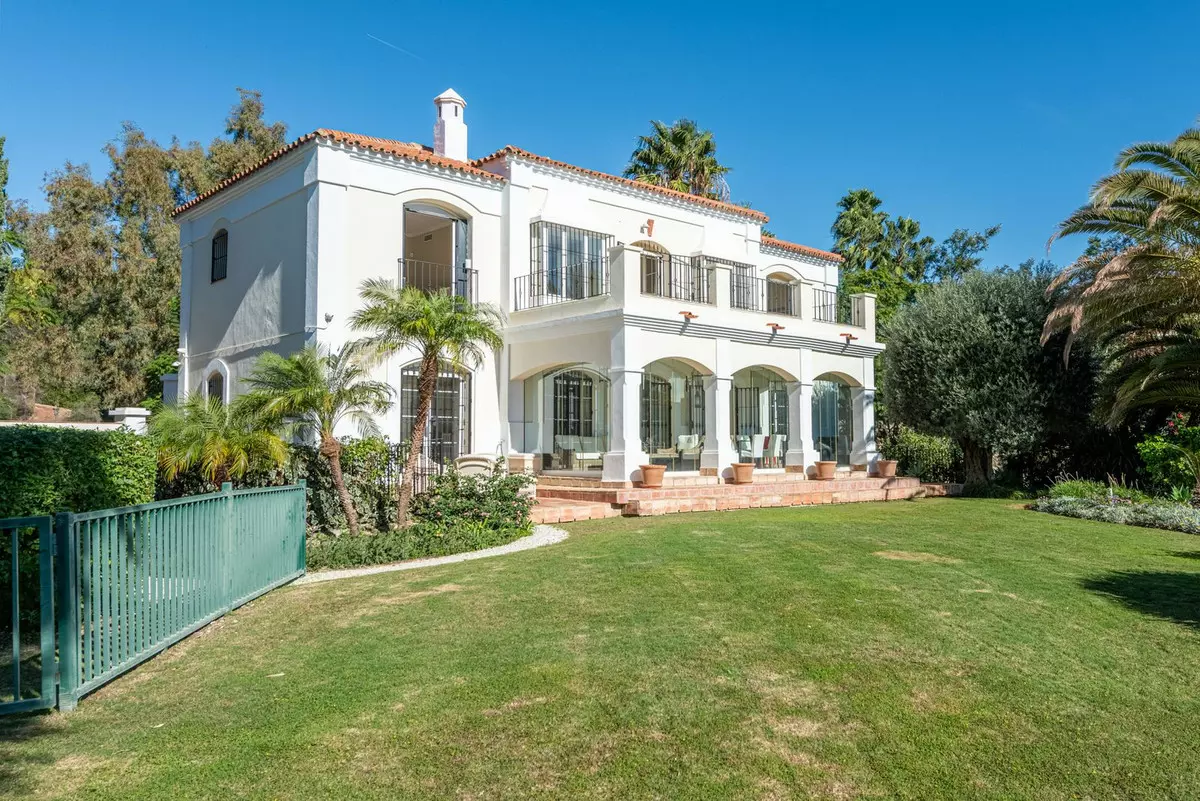 5-bedroom Villa In Marbella, Spain (403 M²)