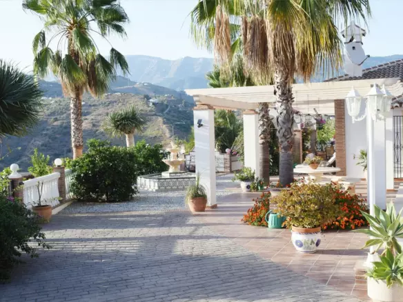 6-bedroom Villa In Cómpeta, Spain (457 M²)
