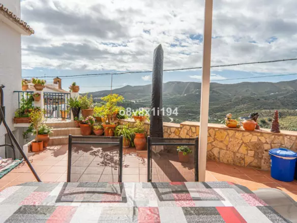5-bedroom Villa In Macharaviaya, Spain (102 M²)