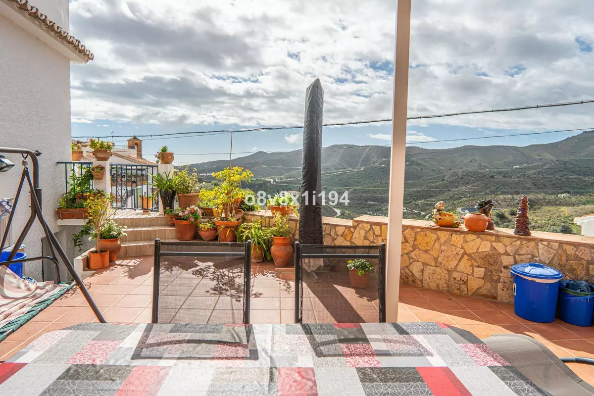 5-bedroom Villa In Macharaviaya, Spain (102 M²)