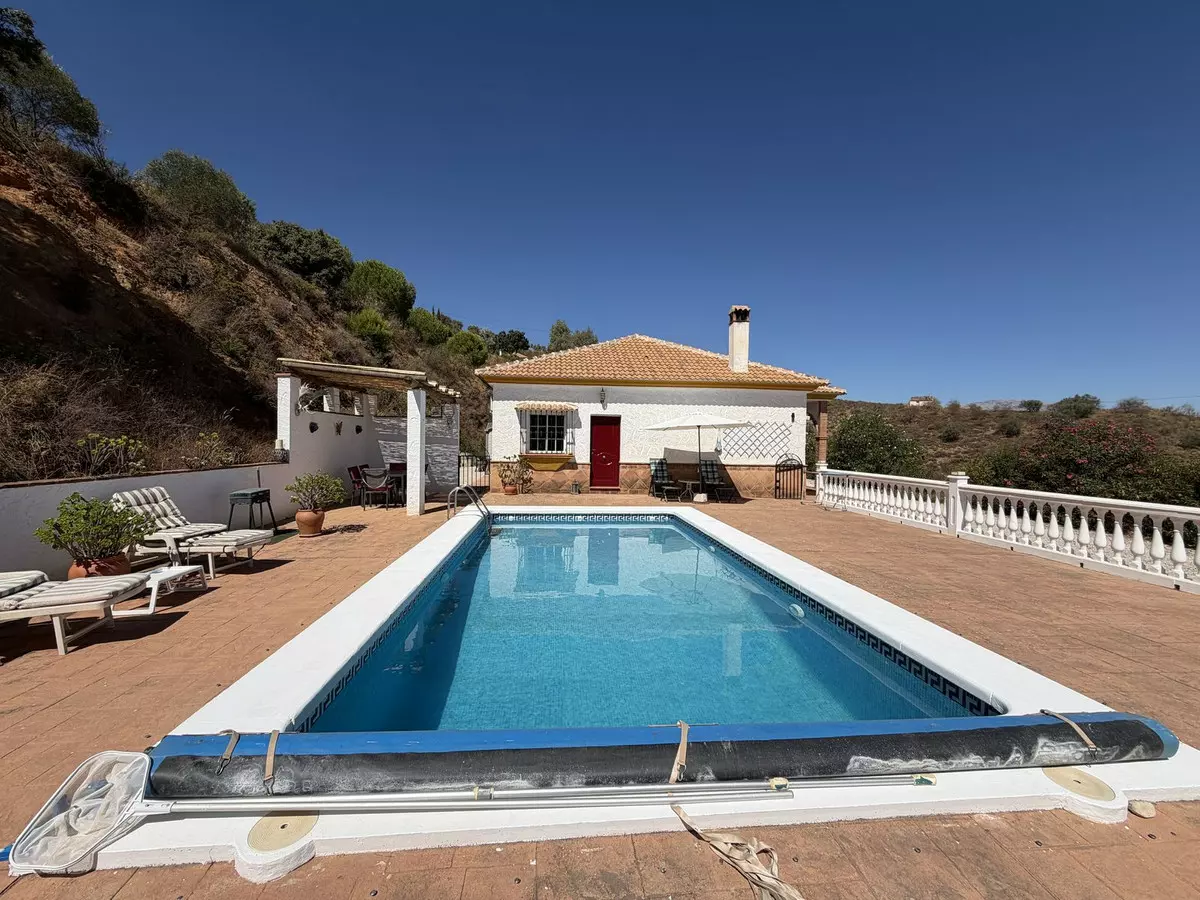3-bedroom Villa In Colmenar, Spain (161 M²)