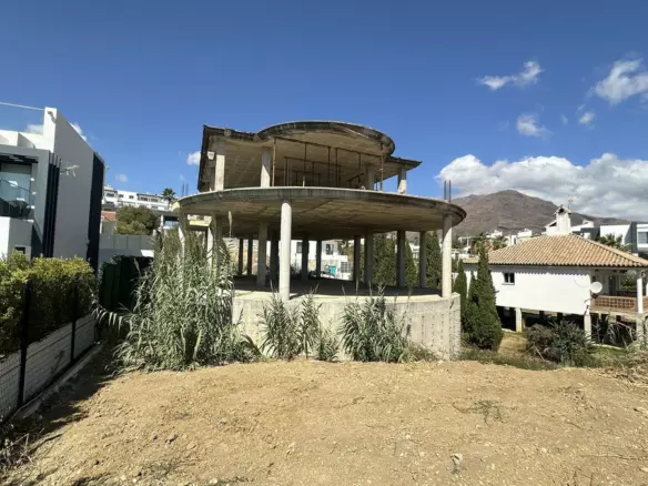 5-bedroom Villa In Estepona, Spain (252 M²)