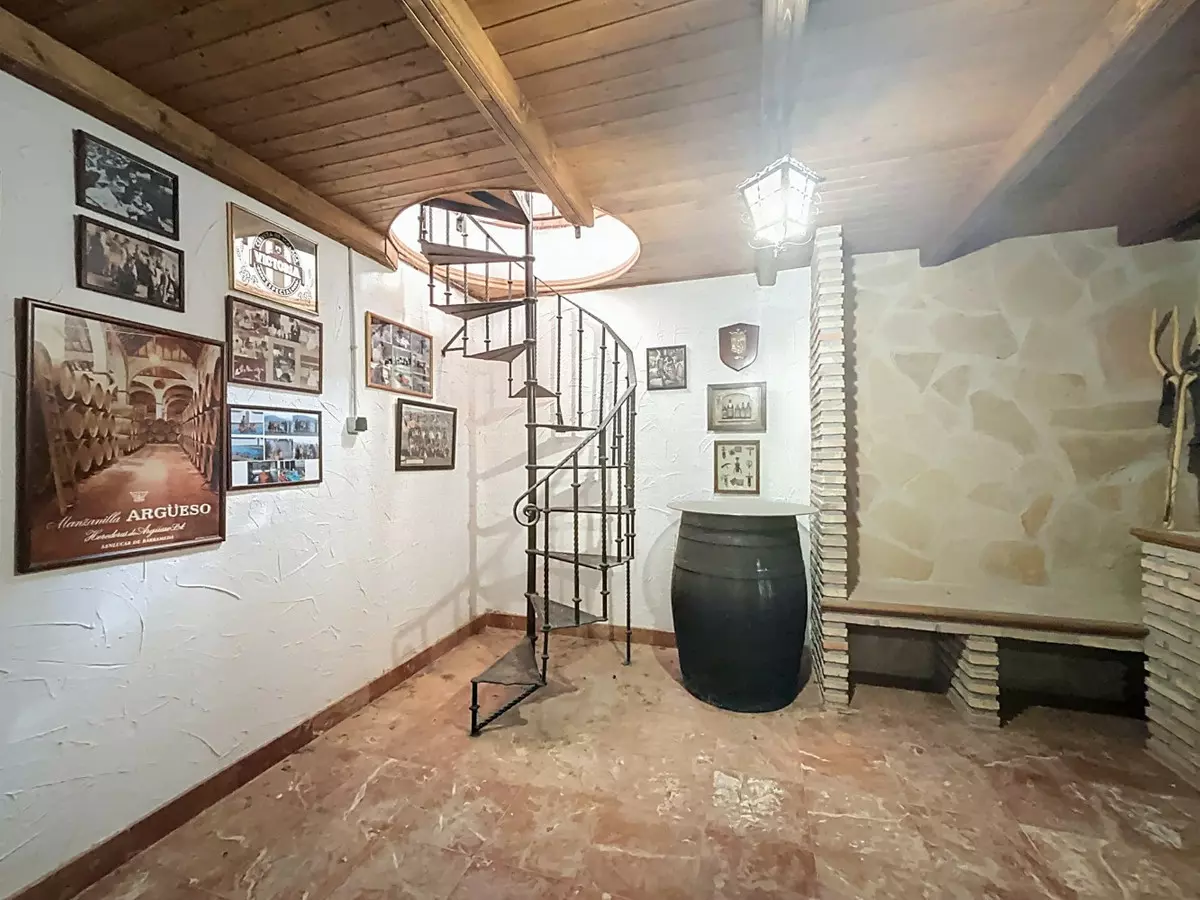 6-bedroom Villa In La Viñuela, Spain (320 M²)