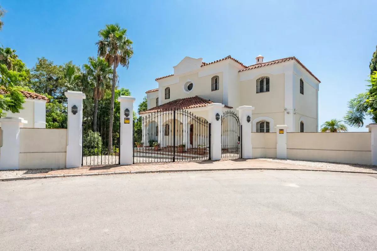 5-bedroom Villa In Marbella, Spain (403 M²)