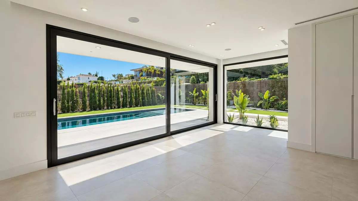 5-bedroom Villa In Marbella, Spain (492 M²)