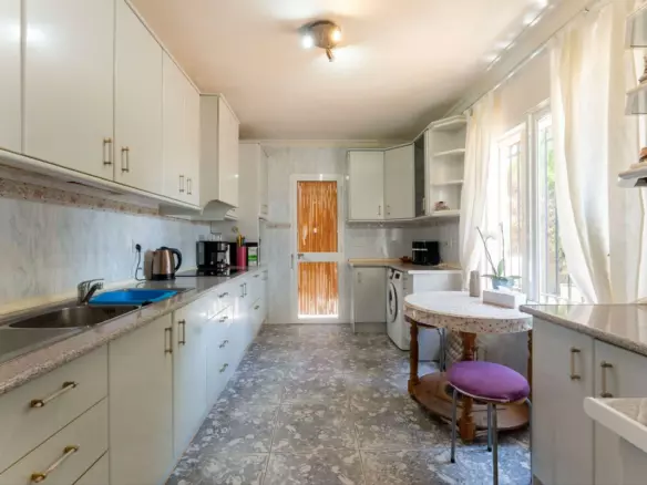 3-bedroom Country House In Guaro, Spain (216 M²)