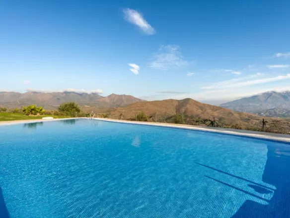 3-bedroom Town House In Marbella, Spain (294 M²)