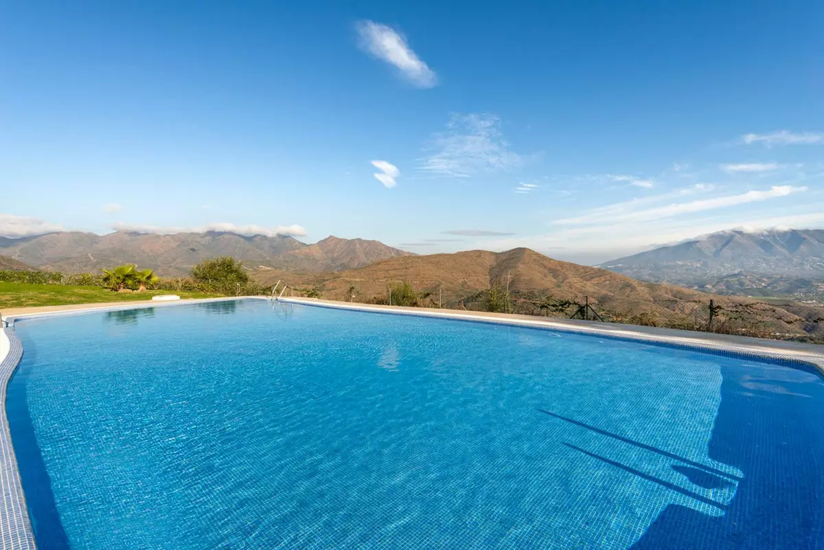 3-bedroom Town House In Marbella, Spain (294 M²)