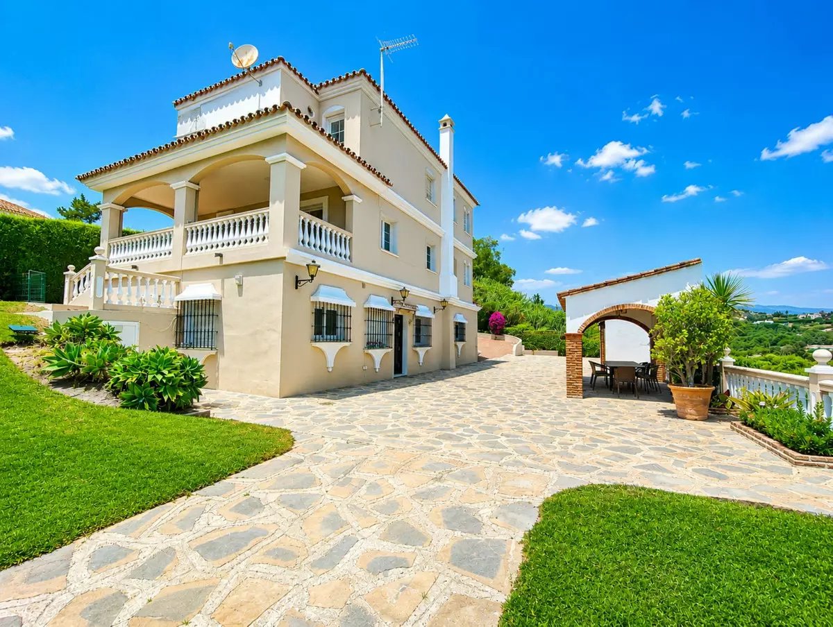 5-bedroom Country House In Estepona, Spain (300 M²)