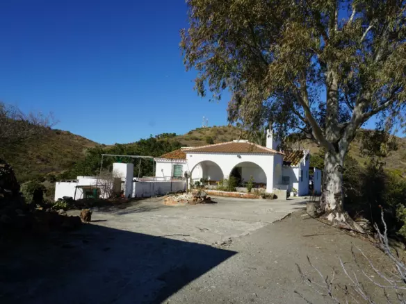 3-bedroom Country House In La Viñuela, Spain (220 M²)