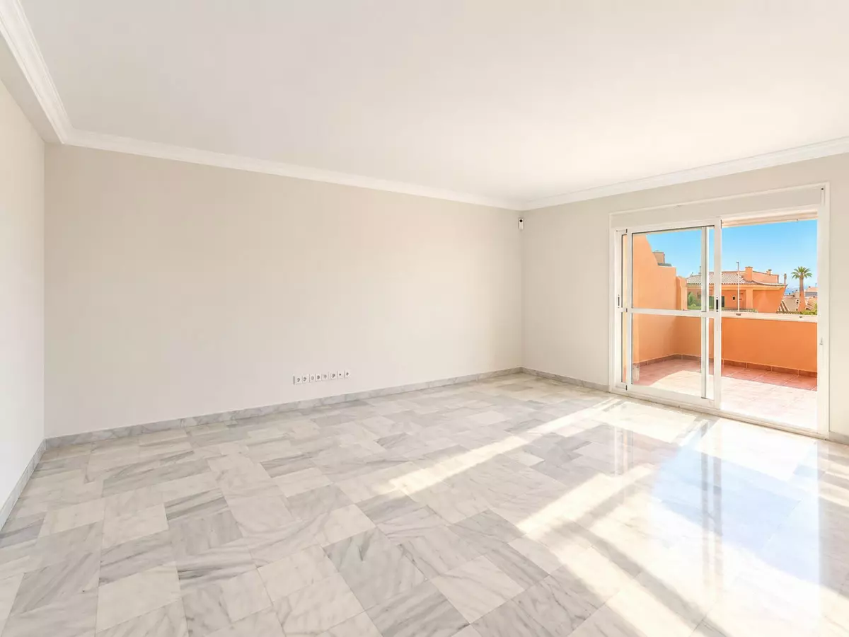 3-bedroom Apartment In Estepona, Spain (95 M²)