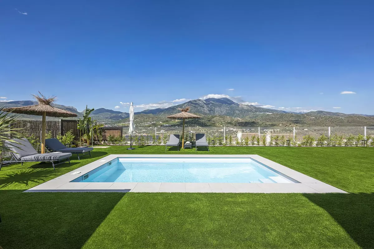 3-bedroom Villa In La Viñuela, Spain (203 M²)