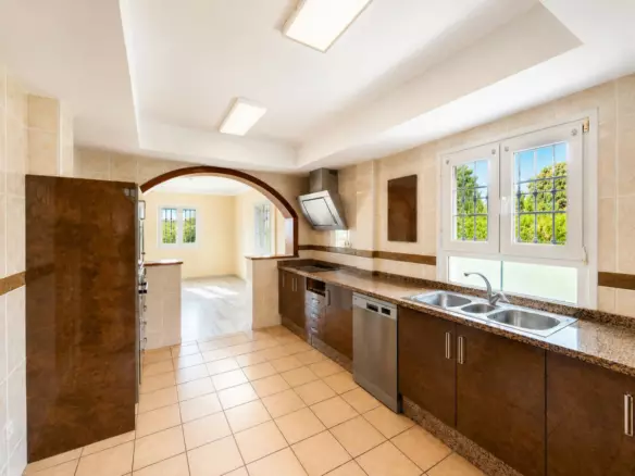 5-bedroom Country House In Estepona, Spain (300 M²)