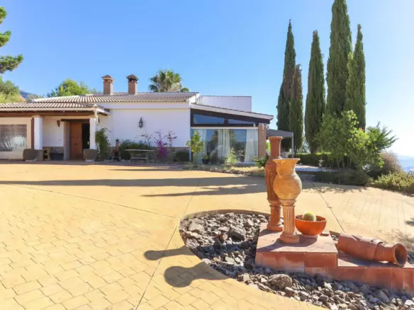 4-bedroom Villa In Alozaina, Spain (190 M²)