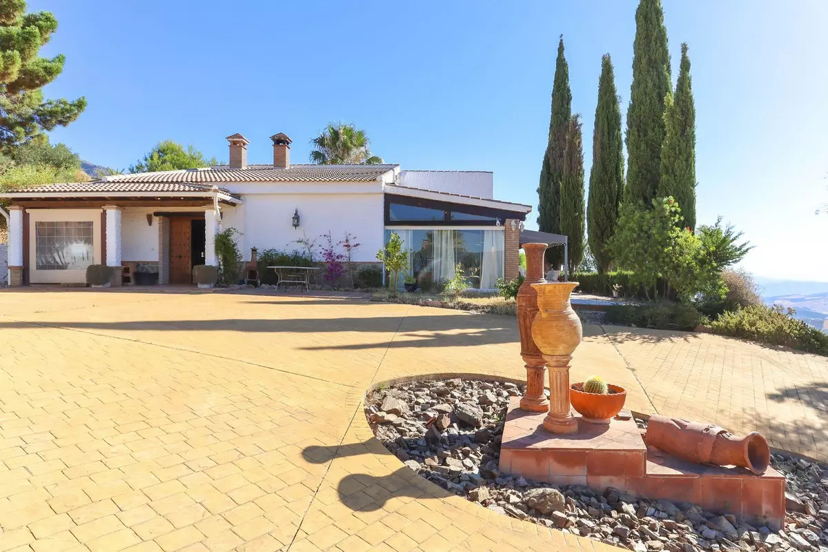 4-bedroom Villa In Alozaina, Spain (190 M²)