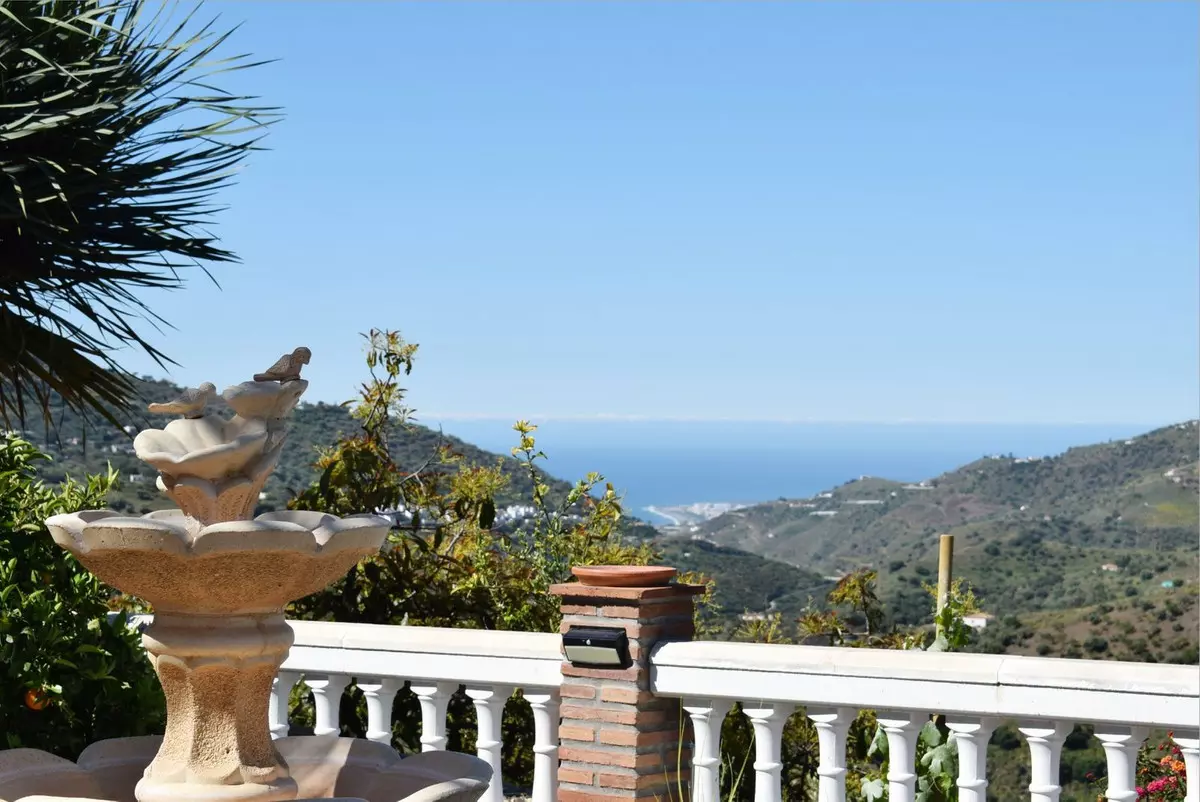 3-bedroom Villa In Cómpeta, Spain (180 M²)