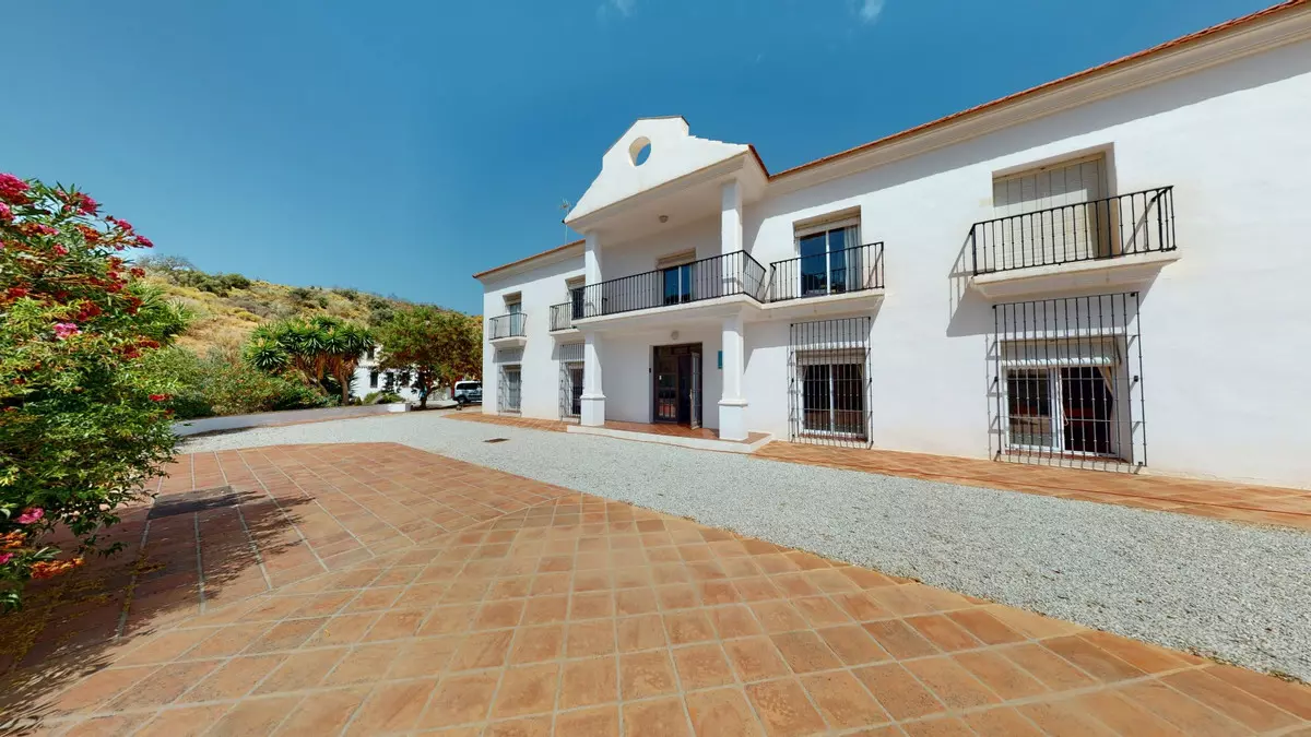 7-bedroom Villa In Macharaviaya, Spain (500 M²)