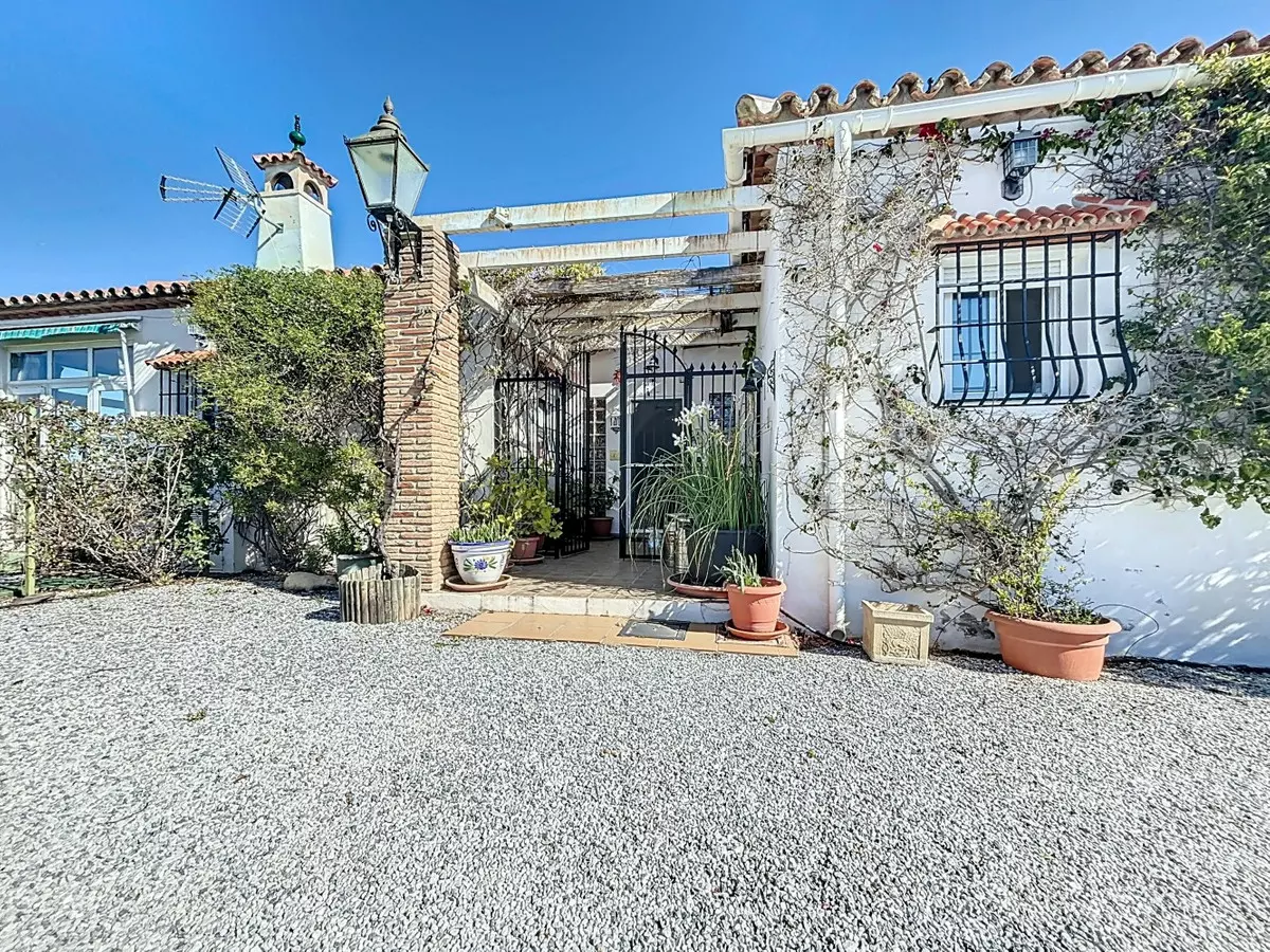 5-bedroom Villa In Canillas De Aceituno, Spain (298 M²)