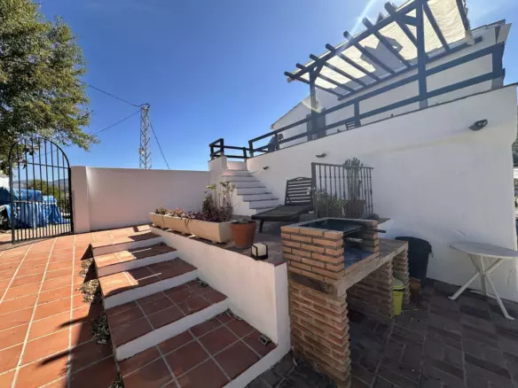 6-bedroom Country House In Comares, Spain (166 M²)